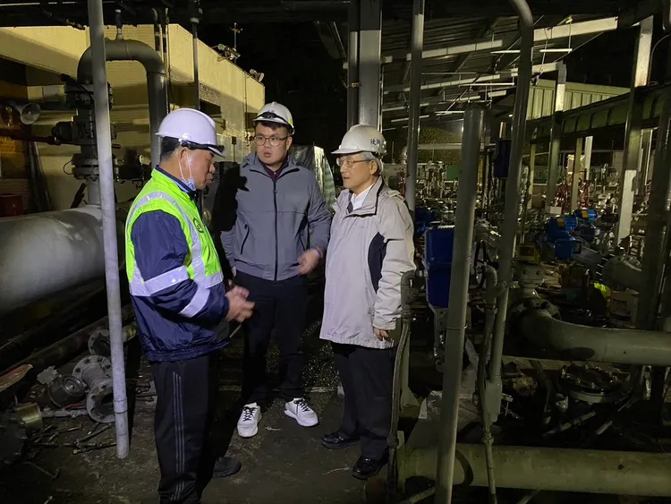 產業局長陳俊安昨趕赴工程現場與欣湖董事長確認現場狀況。台北市府提供