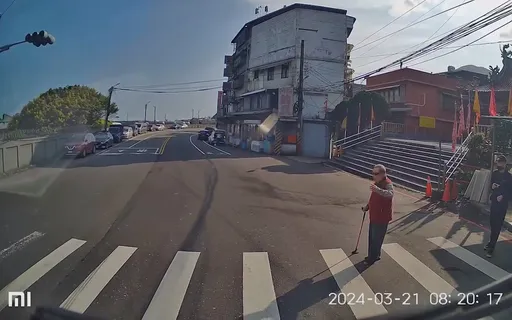 挖洞給人跳?斑馬線兩人組示意汽車先行 黑衣男舉動遭疑惡意檢舉