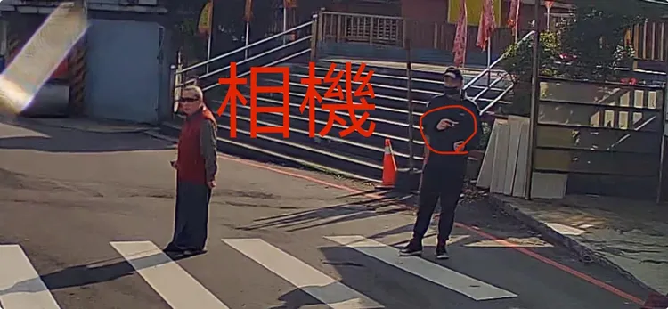 網友特別圈出黑衣男手上器材，標示說是相機，認為是為了惡意檢舉沒禮讓行人而這麼做。翻攝自臉書「爆料公社(官方粉專專屬)」