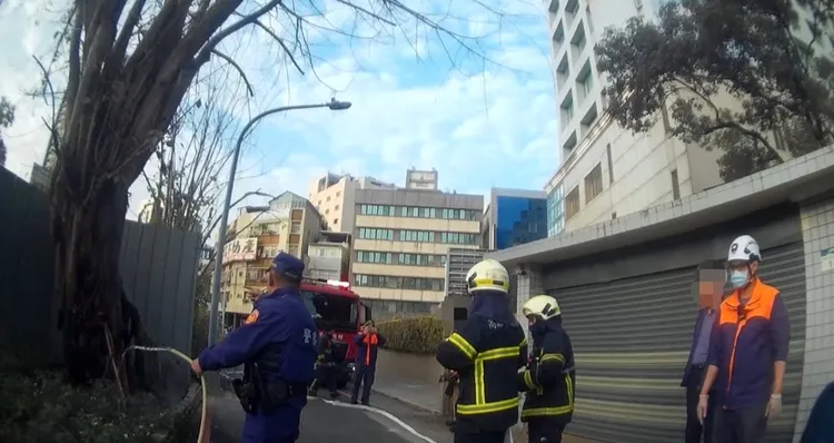 嫌犯要燒螞蟻，引起路樹悶燒，警消忙滅火。翻攝畫面