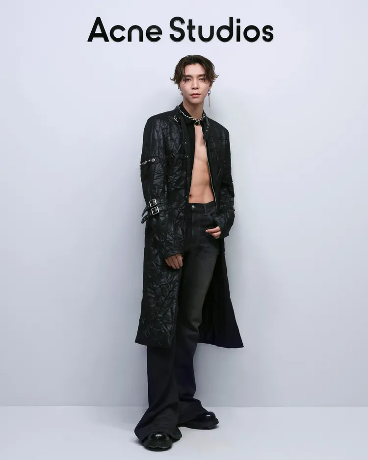 Johnny大方秀出冰塊腹肌以及胸肌。品牌提供