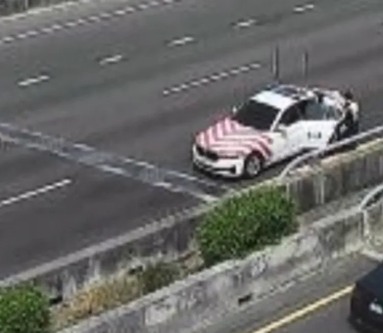 警方將婦人載返分隊。讀者提供