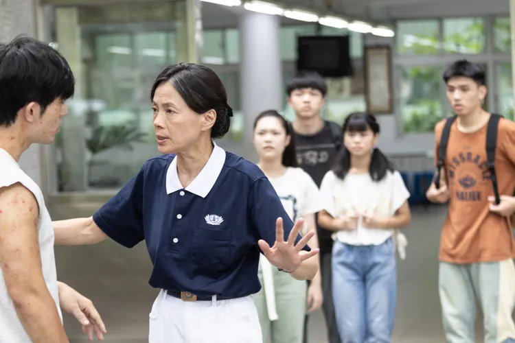 柯淑勤（左二）戲外對兒少演員要求嚴格。大愛提供