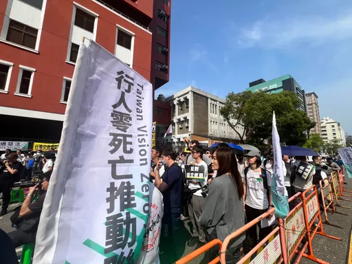 1500人圍立院喊「退回交通惡法」 簽遺囑諫交通部「每條命都很重要」