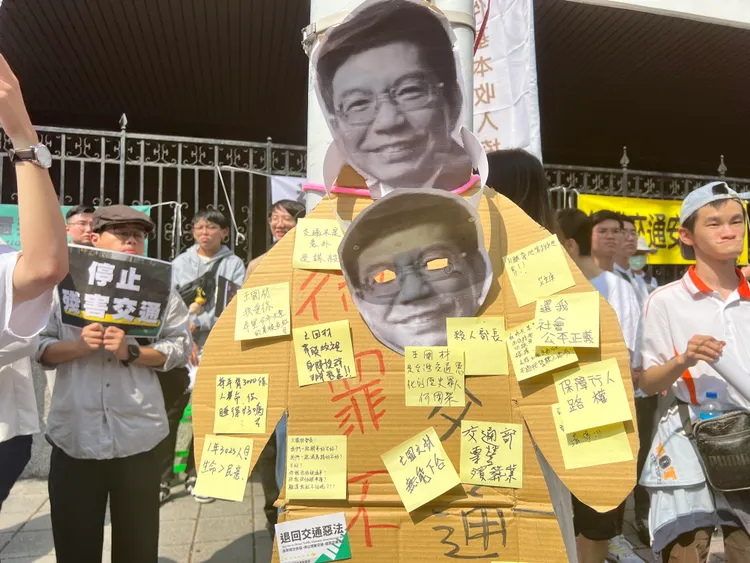 現場民眾留言給王國材。何心嵐攝