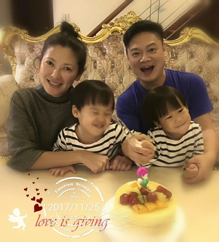 陳明真（左）有神隊友老公季忠平照顧小孩。翻攝陳明真臉書