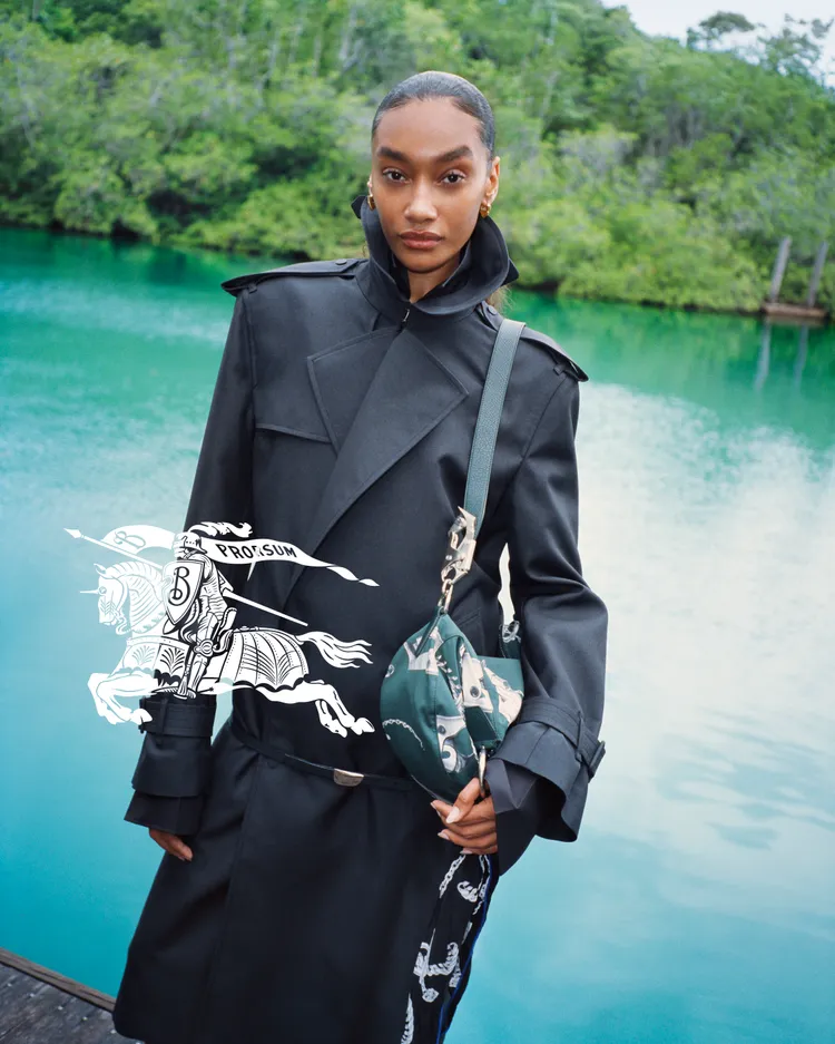 風衣特意將腰線位置調低。品牌提供
