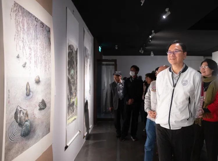 張善政參觀作品。桃園市府提供