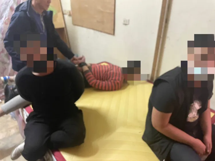 警方至苗栗民宅攻堅，逮捕三名涉案惡煞。翻攝畫面