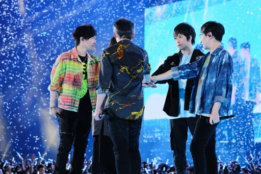 五月天唱到一半全員躺平　阿信驚爆差點少一團員！狗仔拍到「他就不用做人」