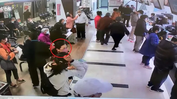 林女與友人聊天時並無異狀，沒想到下一秒就往前倒下，失去意識。彰化醫院提供