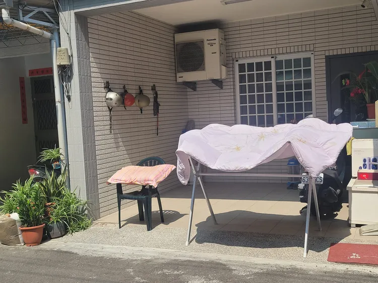 有時還拿被套、枕頭套來曬。翻攝自臉書「爆廢1公社」