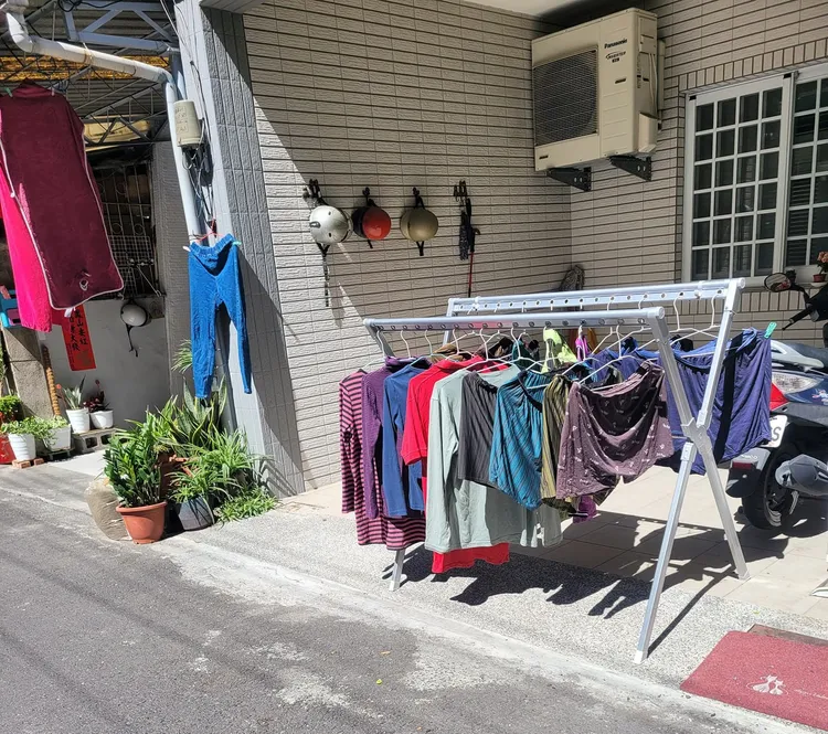女網友家門口被掛滿男性貼身衣物、內衣褲。翻攝自臉書「爆廢1公社」
