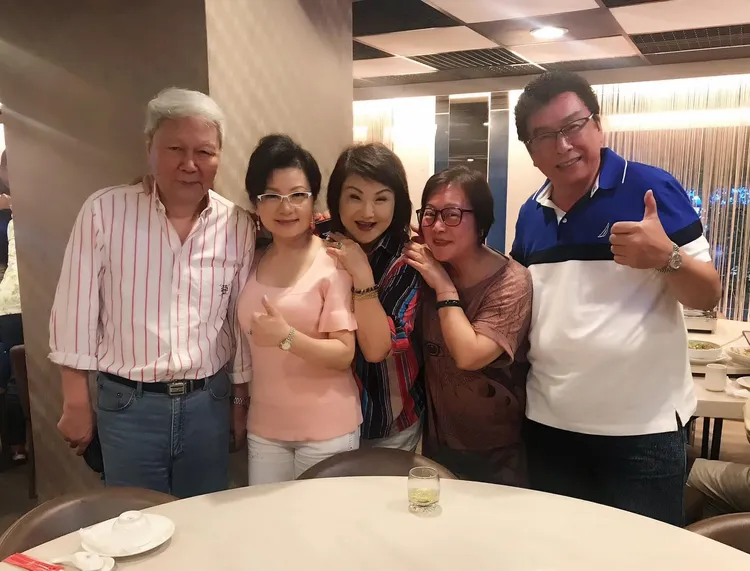 陸廣浩（左一）、谷音（左三）等老友聚會。翻攝谷音臉書