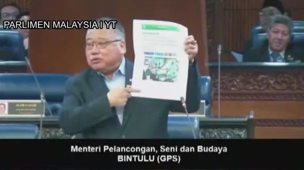 大馬旅遊、藝術及文化部（MOTAC）部長張慶信在國會出示伊斯蘭黨6年前曾推薦清真肉骨茶剪報。翻攝YouTube@KiniTV