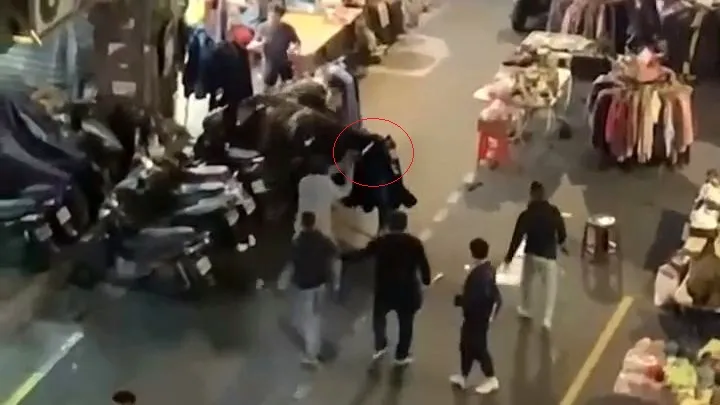 民眾目擊萬華幫派份子揮舞鏈鋸(紅圈處)、刀械鬥毆互砍，市場攤商無辜遭波及。翻攝自記者爆料網