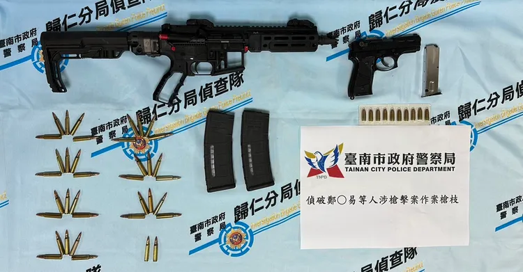 歸仁警方起獲一長一短槍枝及一批子彈。警方提供