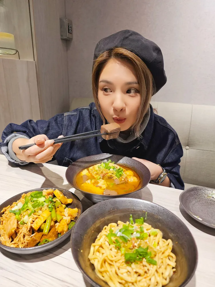 郭靜大啖自家美食。麻十七提供