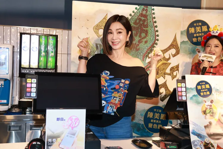 陳美鳳當店員服務粉絲。莊宗達攝