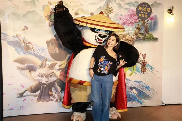 陳美鳳和遠從好萊塢來台的玩偶阿波同台。莊宗達攝