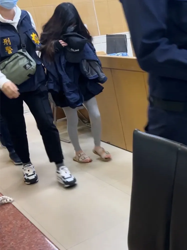 花花披頭散髮穿著拖鞋，看來狼狽。陳彩玲攝