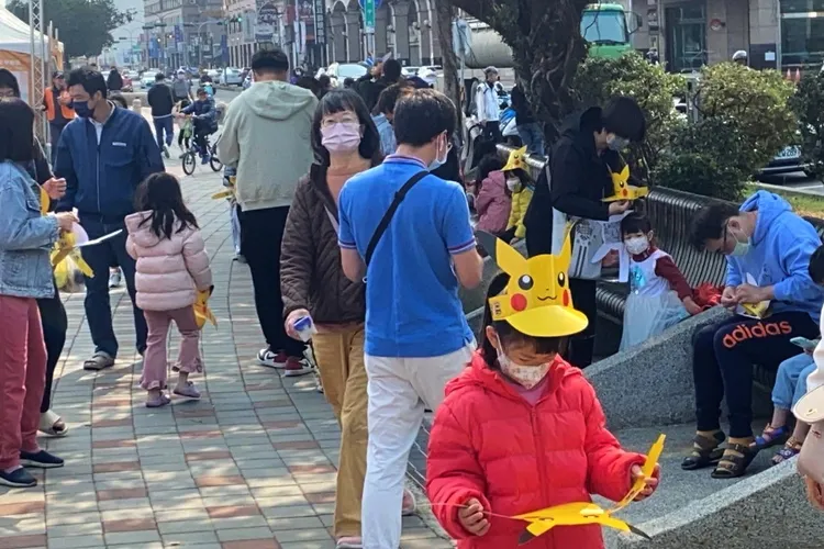 親子開心出門抓寶趣。市府提供