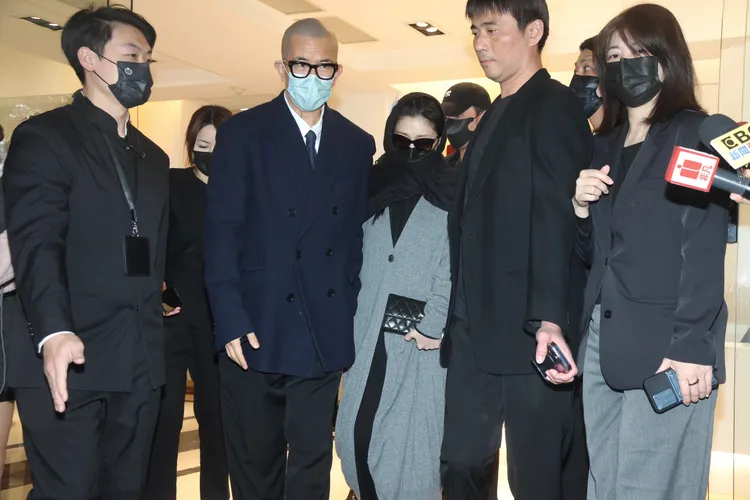 大S和姊姊、具俊曄待了2小時後離開。彭欣偉攝