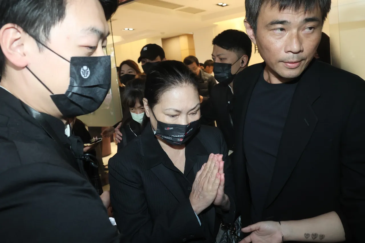 S媽離開靈堂。彭欣偉攝