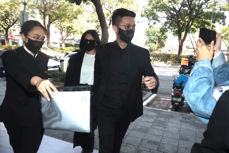 小S（左）、許雅鈞上午穿著黑衣抵達許父靈堂。彭欣偉攝