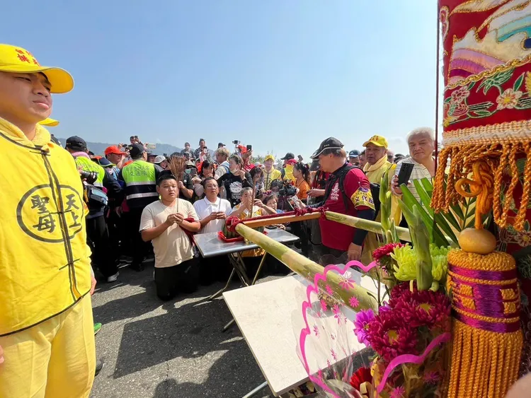 白沙屯媽祖今凌晨從彰化社頭起駕，沿途吸引大批信徒跪拜。翻攝白沙屯拱天宮臉書