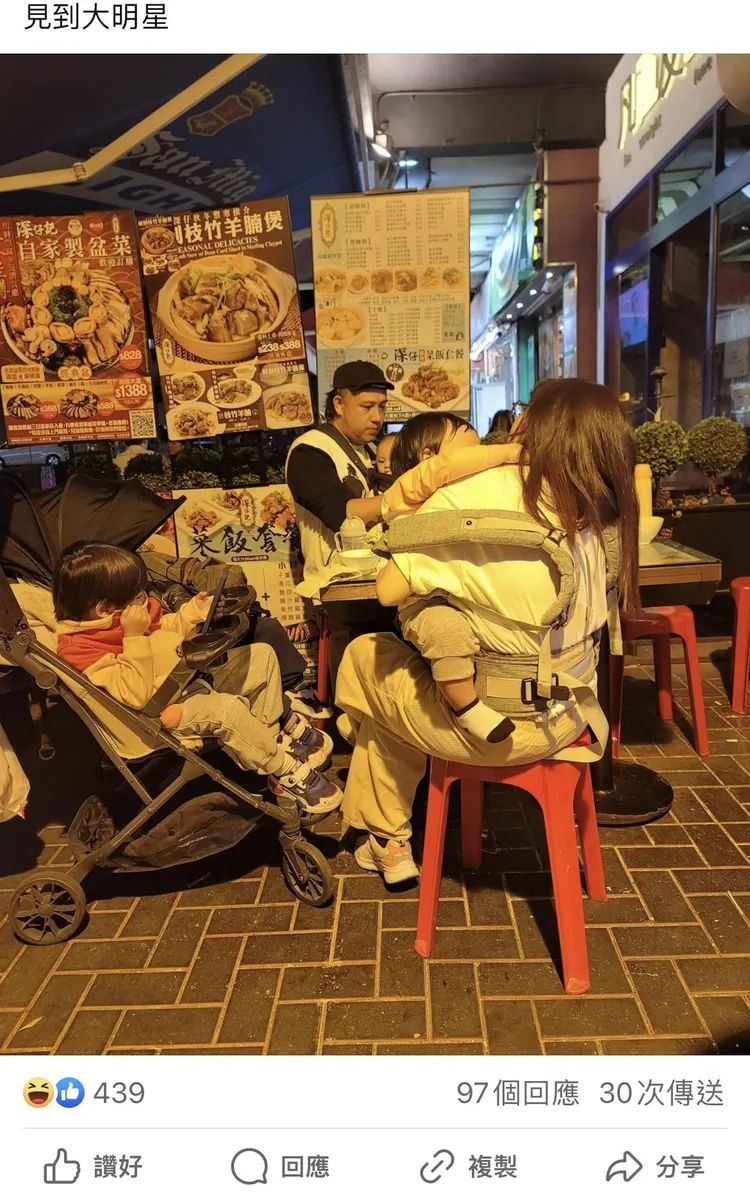 路人目擊張致恆一家人在路邊座位用餐。翻攝自《香港01》