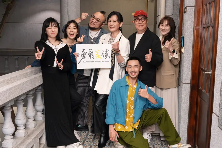 鄭茵聲（左起）、林雨宣、葉天倫、陳亞蘭、洪毓璟、導演林博生、何佩芸出席青睞影視春酒，宣傳新作《勇氣家族》。青睞影視提供