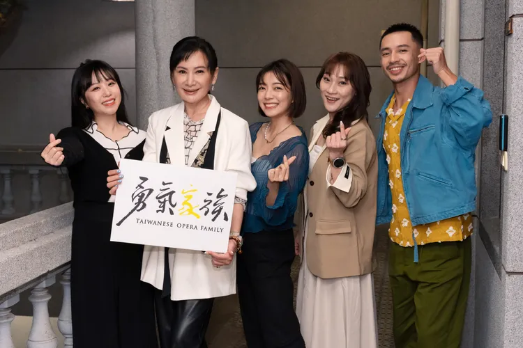 鄭茵聲（左起）、陳亞蘭、林雨宣、何佩芸和洪毓璟出席春酒。青睞影視提供