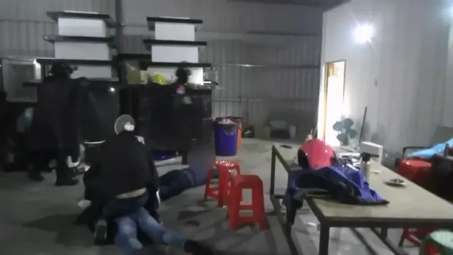 警方攻堅破獲這處鐵皮屋毒品分裝廠。警方提供