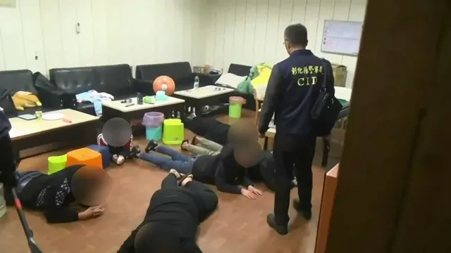 警方在鐵皮屋內查獲12人正在吸食毒品。警方提供