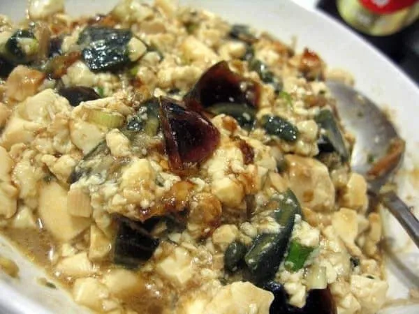 該名網友認為皮蛋豆腐要角拌才好吃。翻攝自爆料公社