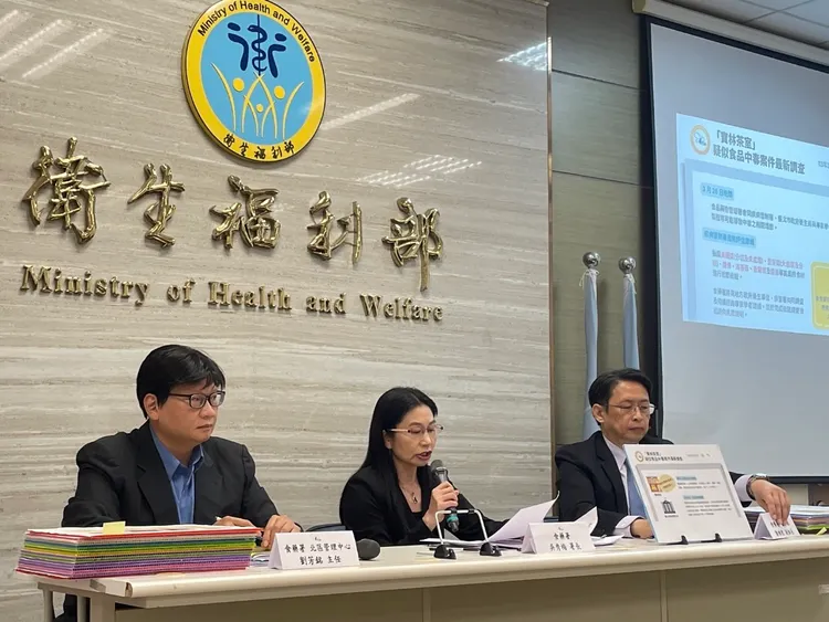 食藥署長吳秀梅（中），針對寶林茶室疑似食物中毒一案說明。記者林則澄攝