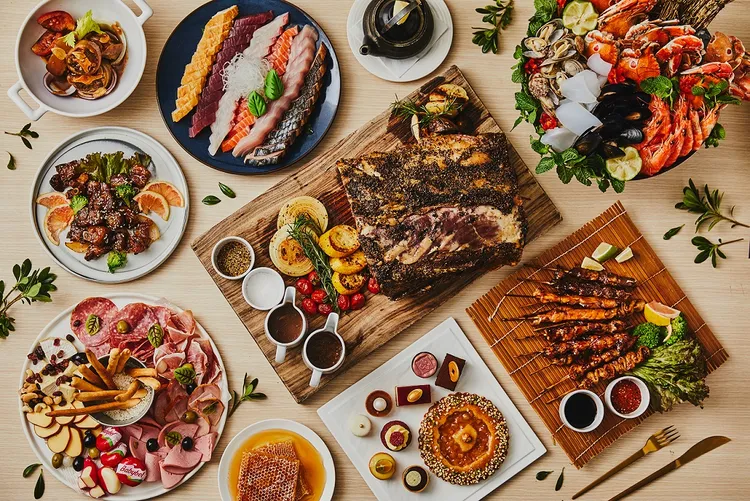 「悅．市集」自助餐廳：4/1至4/30兩人同行即可享第二位半價。業者提供