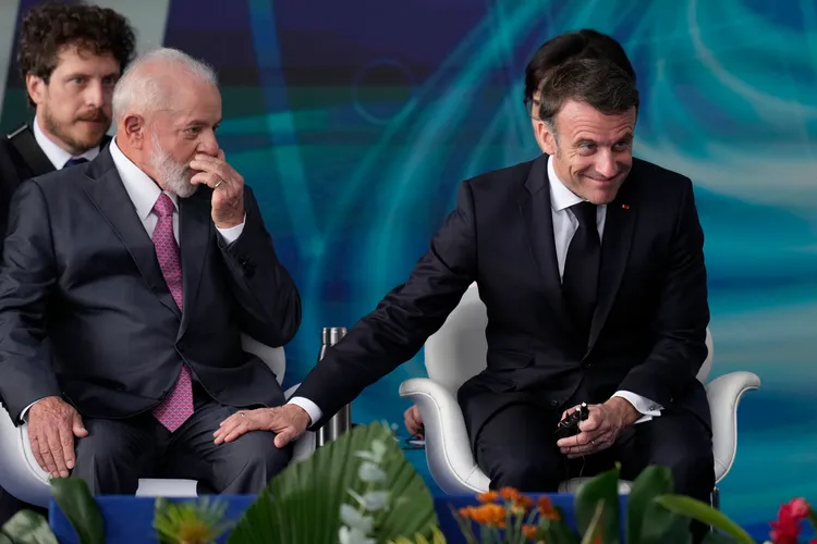 馬克宏（右）、魯拉的互動讓網友大作文章。美聯社