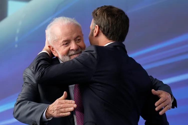 馬克宏（右）、魯拉的互動讓網友大作文章。美聯社