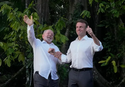 牽牽、抱抱、按大腿！馬克宏與魯拉兄弟情　網友猛嗑：結婚啦