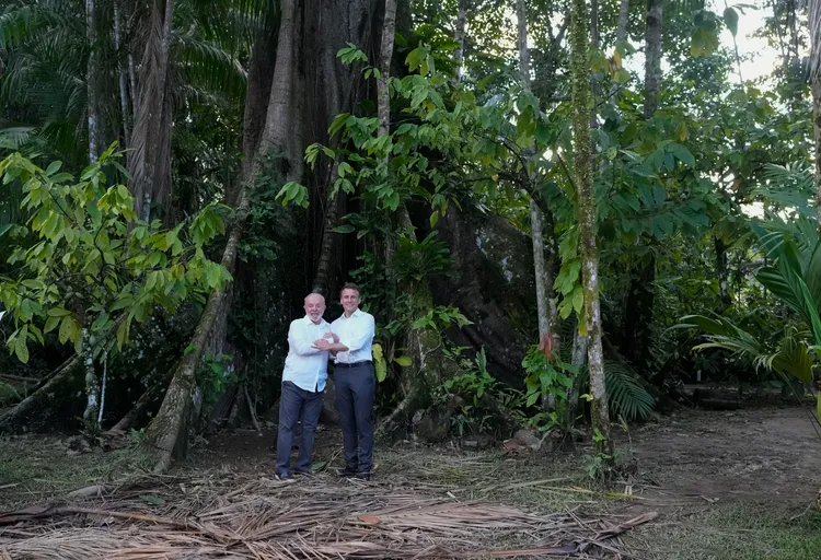 網友起鬨馬克宏（右）、魯拉「拍婚紗」。美聯社