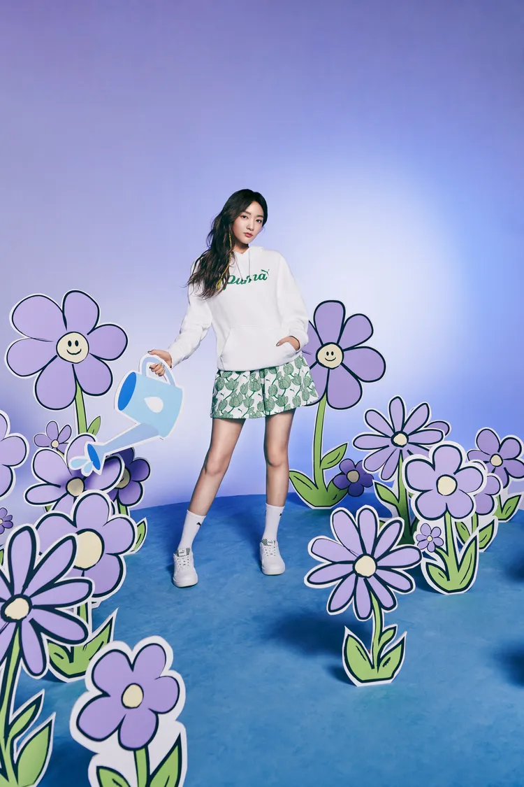 Blossom長厚連帽T恤2080元、Blossom印花5吋短褲1280元、Court Classy Blossom休閒鞋2680元。品牌提供