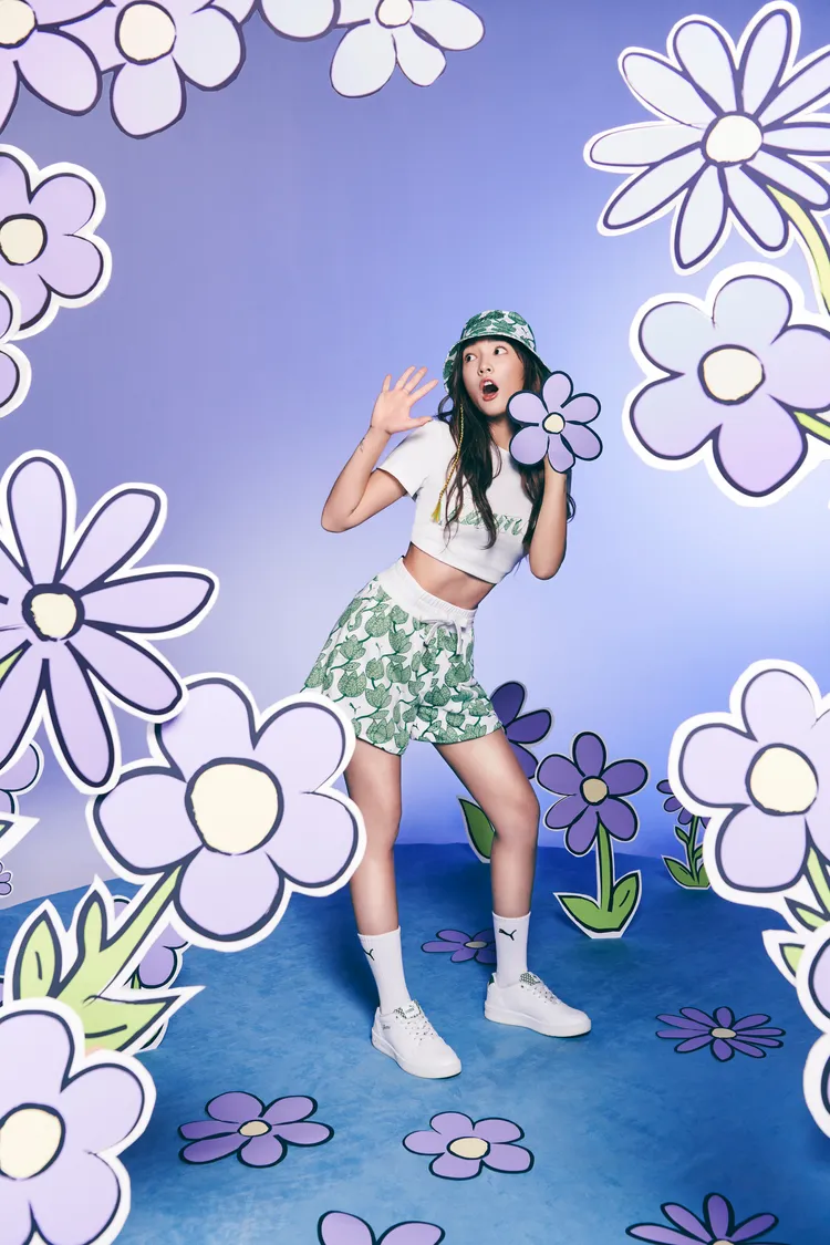 Blossom圖樣短袖T恤980元、Blossom印花5吋短褲1280元、Court Classy Blossom休閒鞋2680元、AOP漁夫帽780元。品牌提供