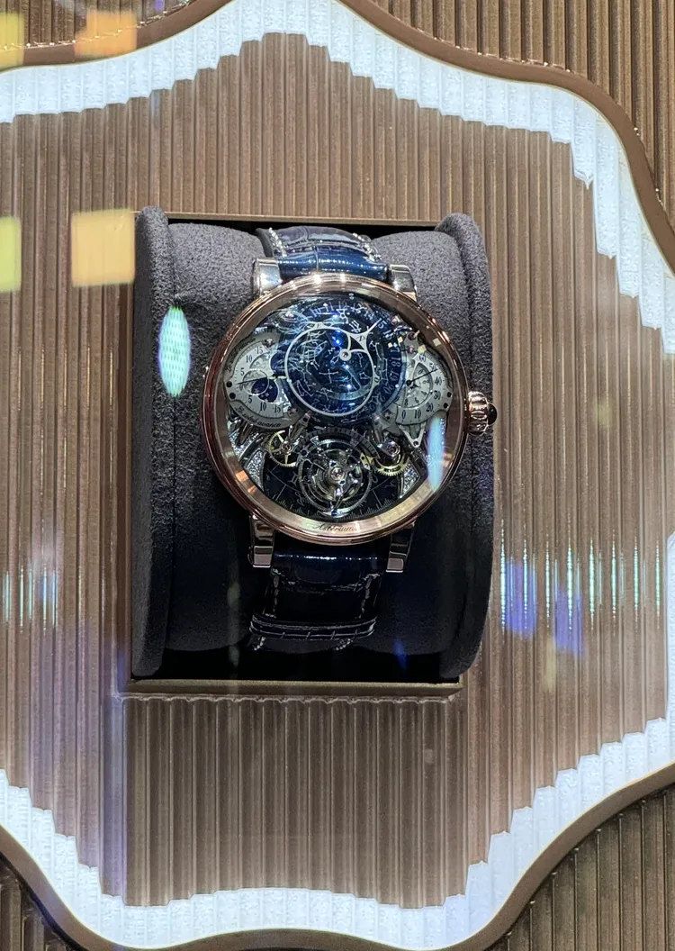 李銘順看上要價2180萬元、由Bovet以天文為主題打造的腕錶。劉旻君攝