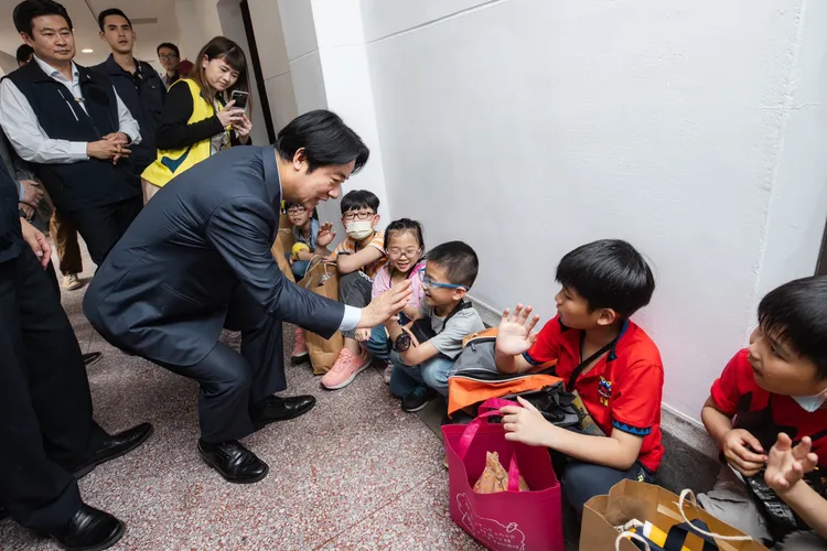 賴清德與現場小朋友親切招呼。總統府提供