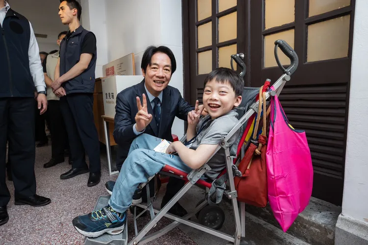 賴清德與現場小朋友互動。府提供