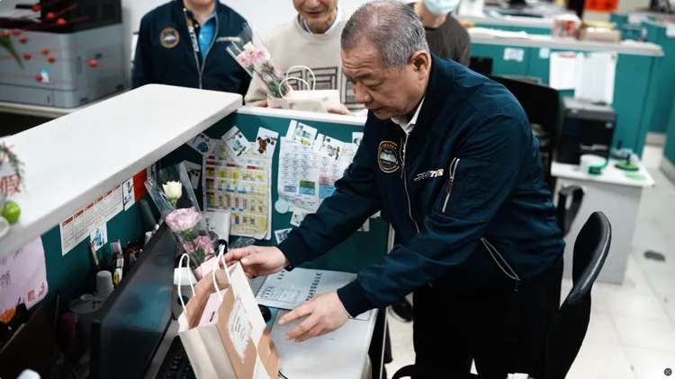 新北警局長廖訓誠昨（7日）趁女性同仁下班後，悄悄至他們辦公桌上放了一份小禮物，還有一束粉色桔梗花。新北警局提供