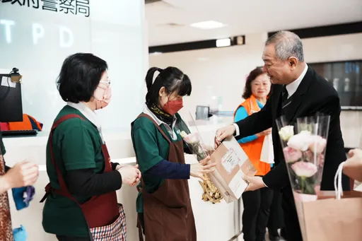 婦女節感謝女性同仁辛勞 新北警局長偷做這件事!她們上班發現意外驚喜