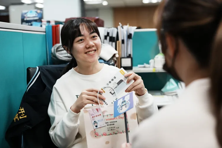 新北市警察局女性同仁收到禮物都感到驚喜與開心。警方提供